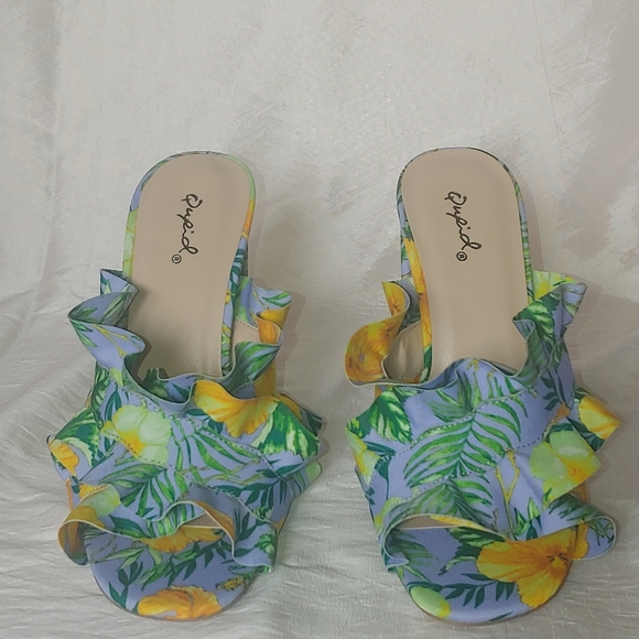 Women's Floral Pattern Heels - Picture 5 of 7